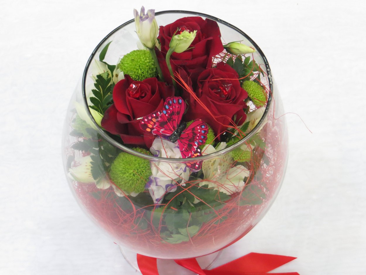 Красивые цветы в бокале