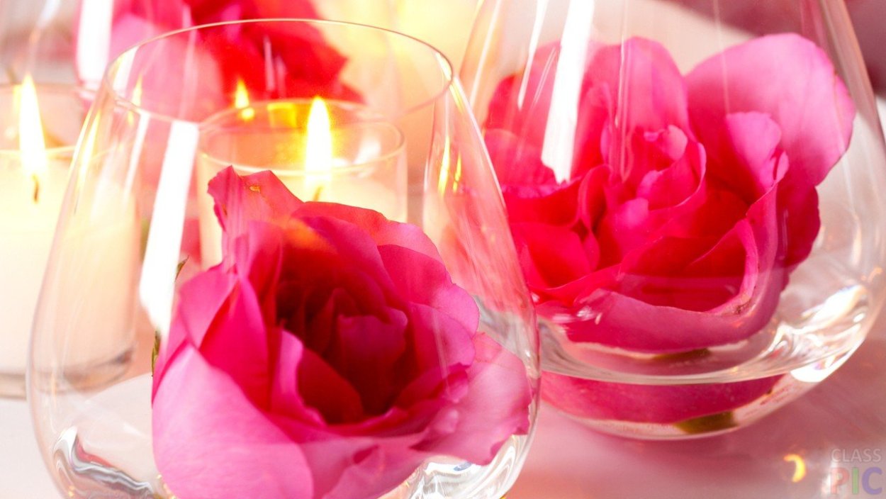 Бокалы с лепестками роз