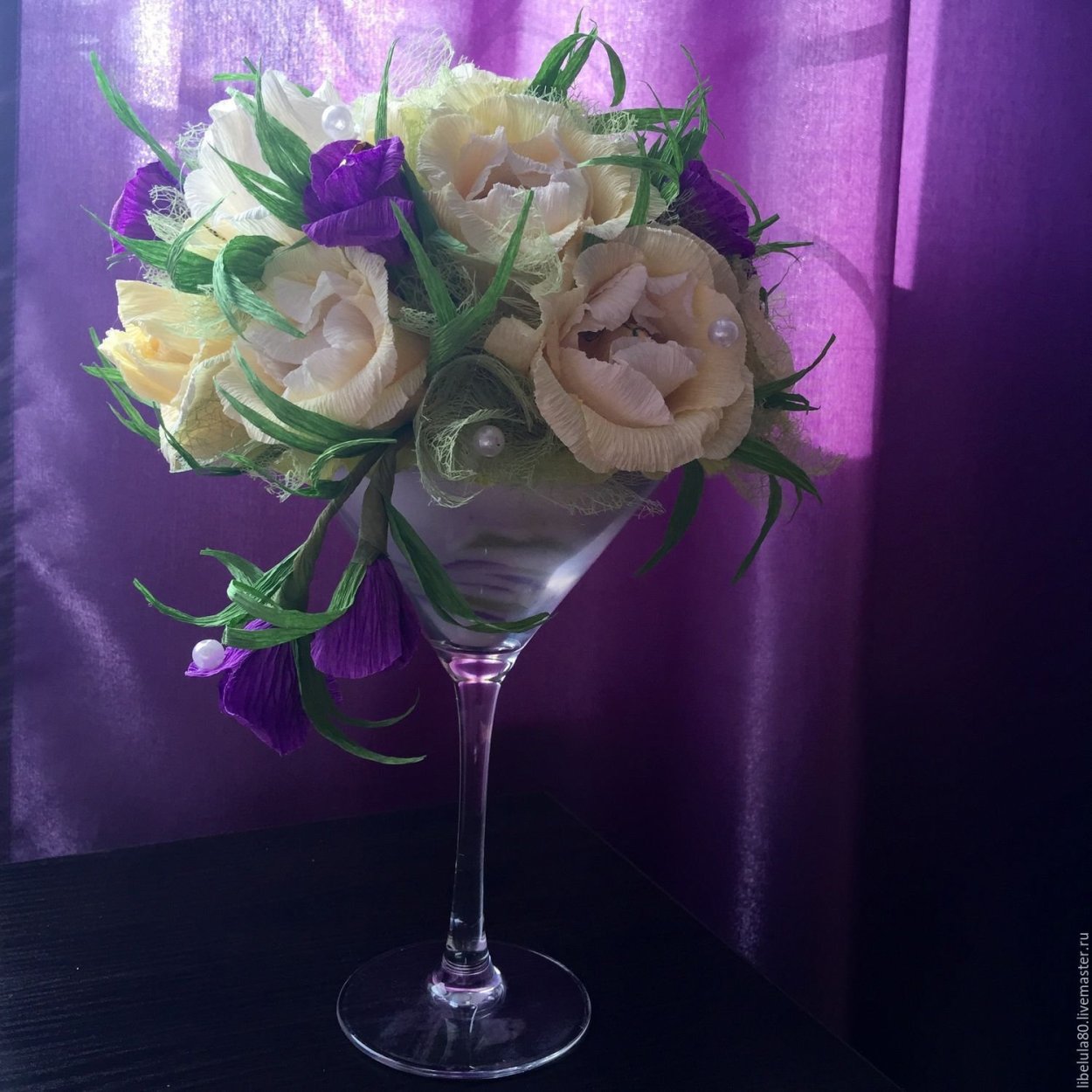 Цветы в воде в вазе