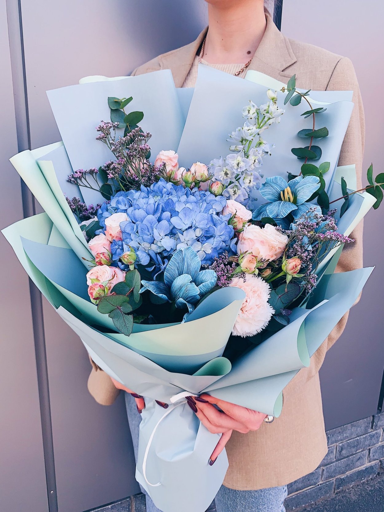 Букет кустовых роз в салоне машины