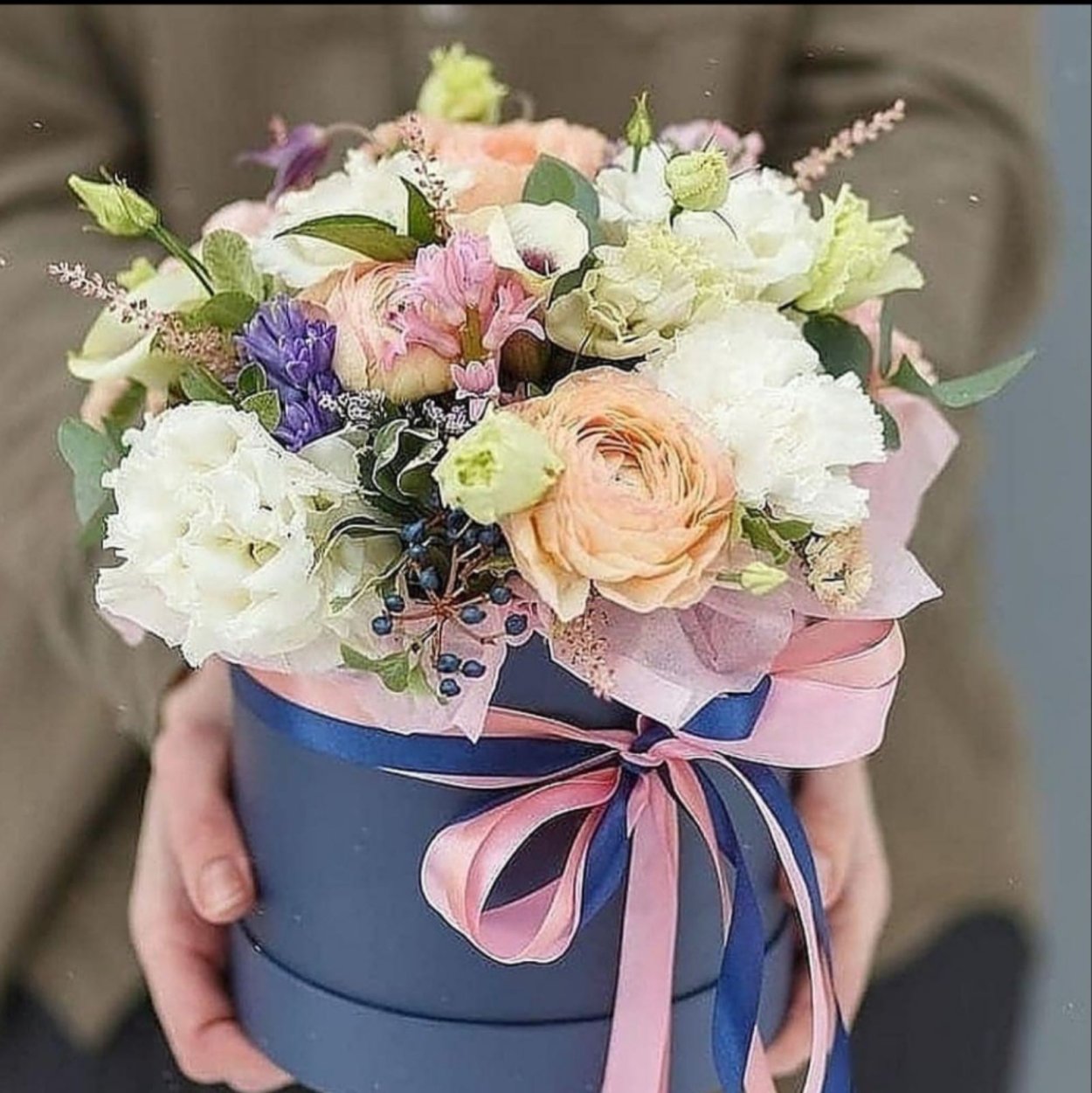 Шляпная коробка с цветами