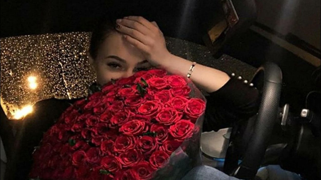 Букет цветов на коленях у девушки