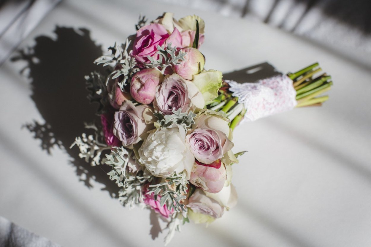 Букеты невесты из папоротника и нарцисса