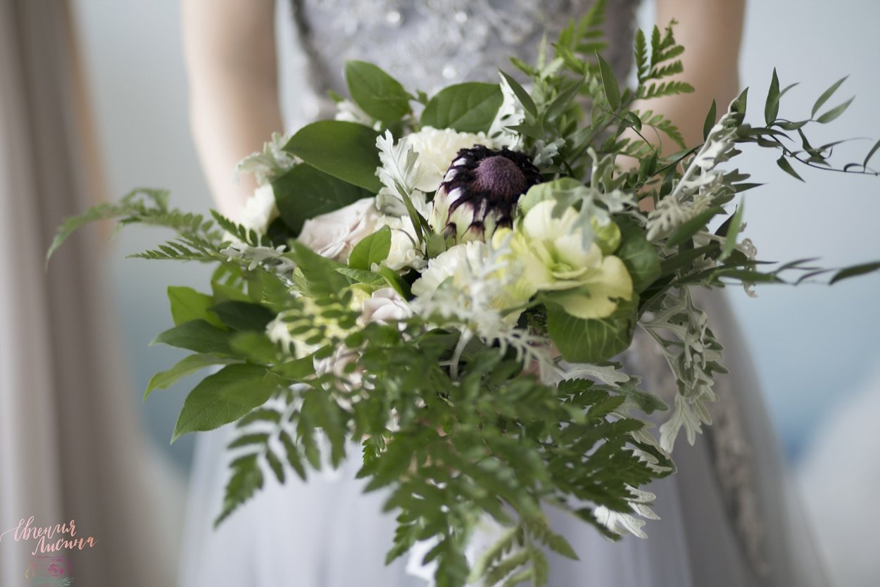 Свадебный букет пионы и хамелациум