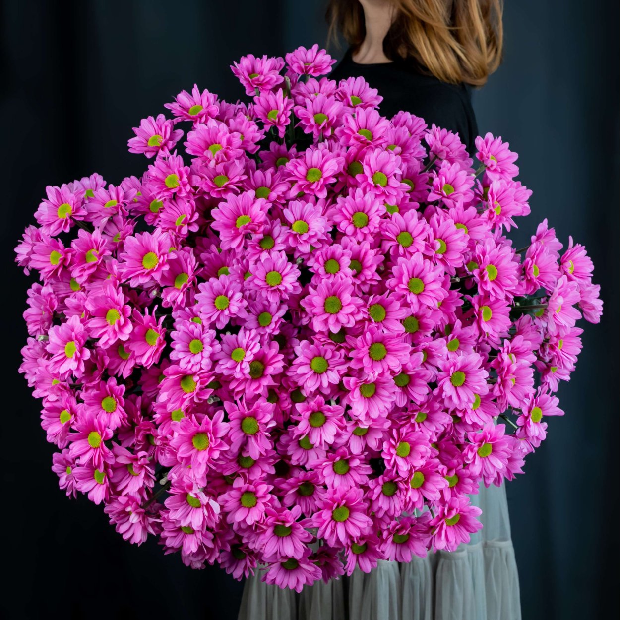 Хризантемы на клумбе