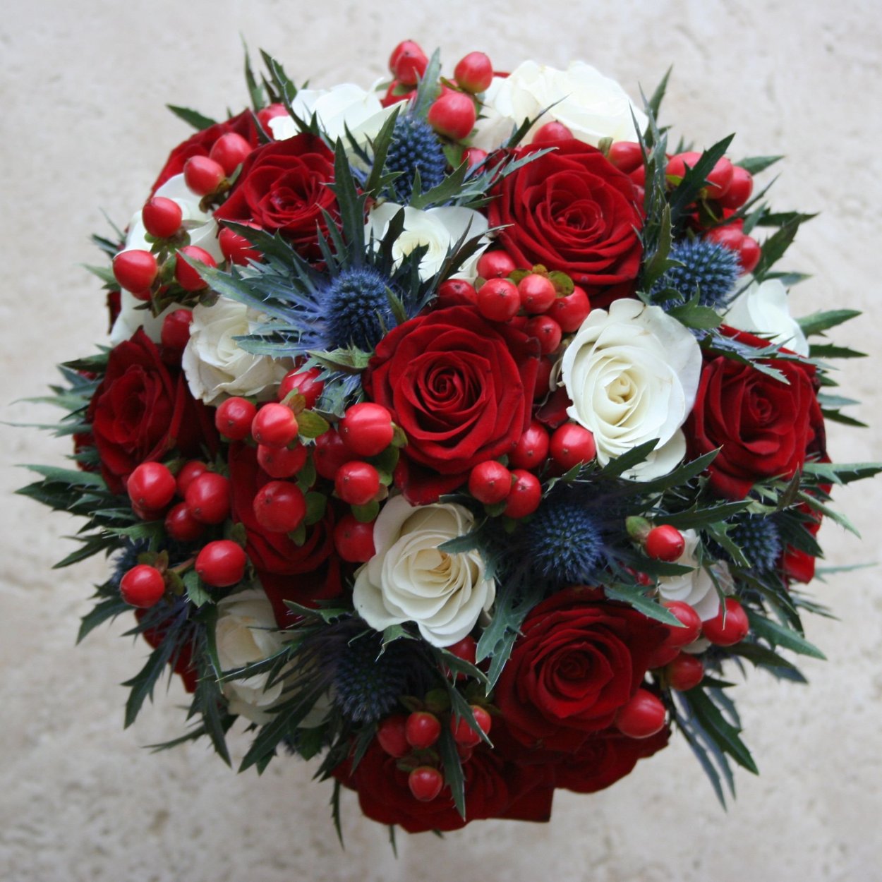 Букет из гортензии и кустовой розы