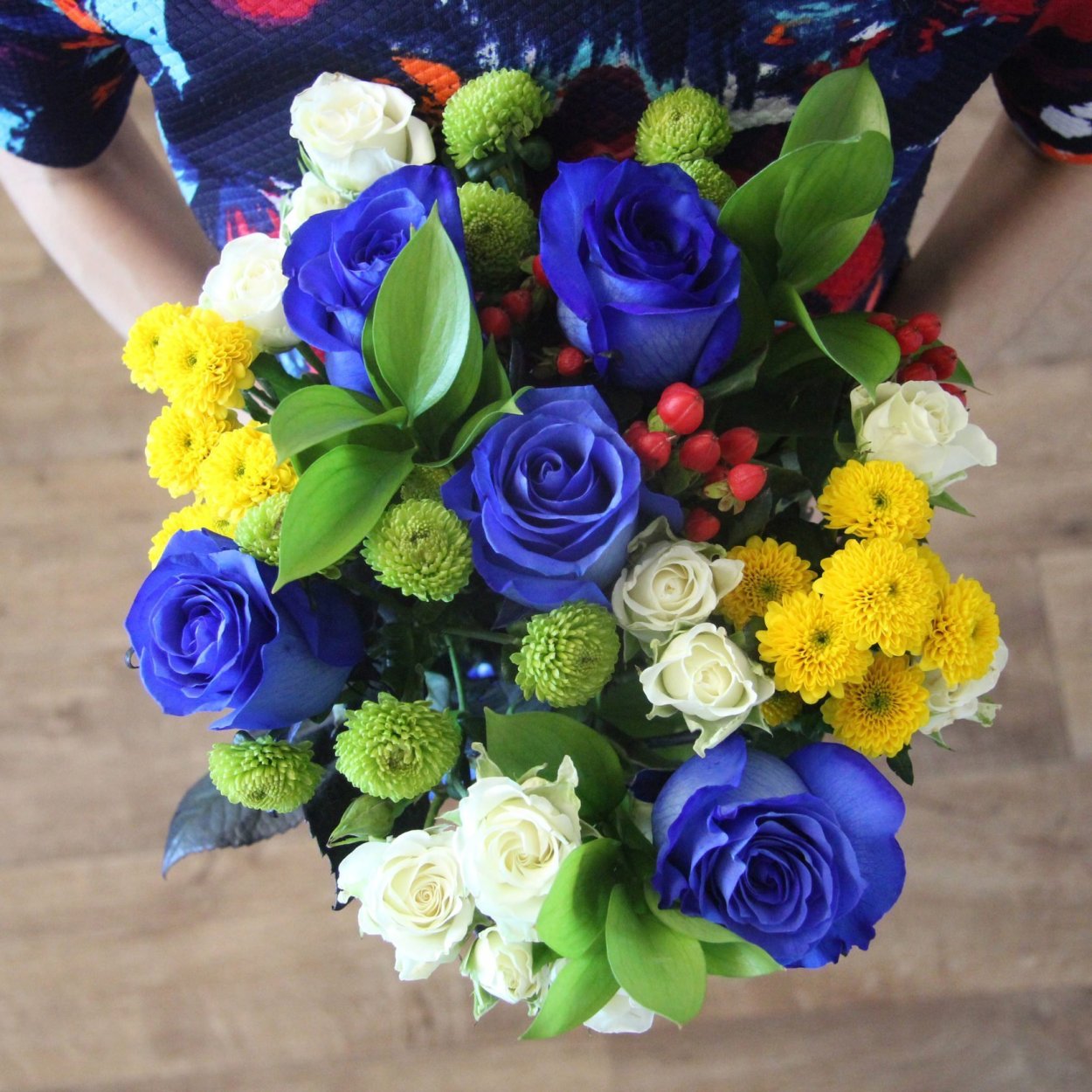 Синие розы в вазе