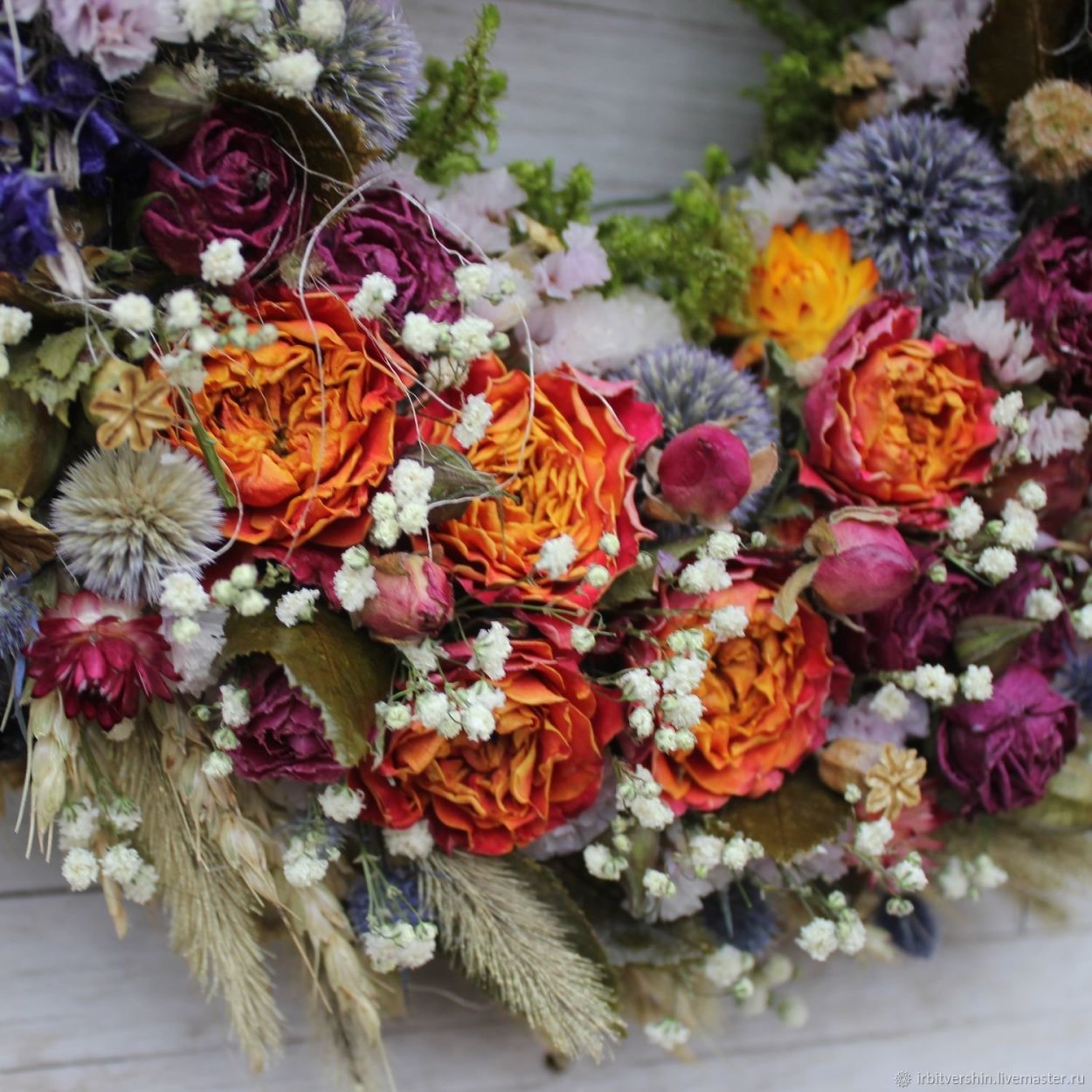 Прозрачная ваза с сухими цветами