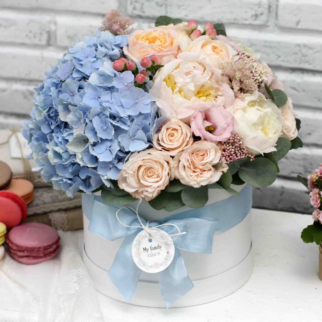 Нежный букет в шляпной коробке