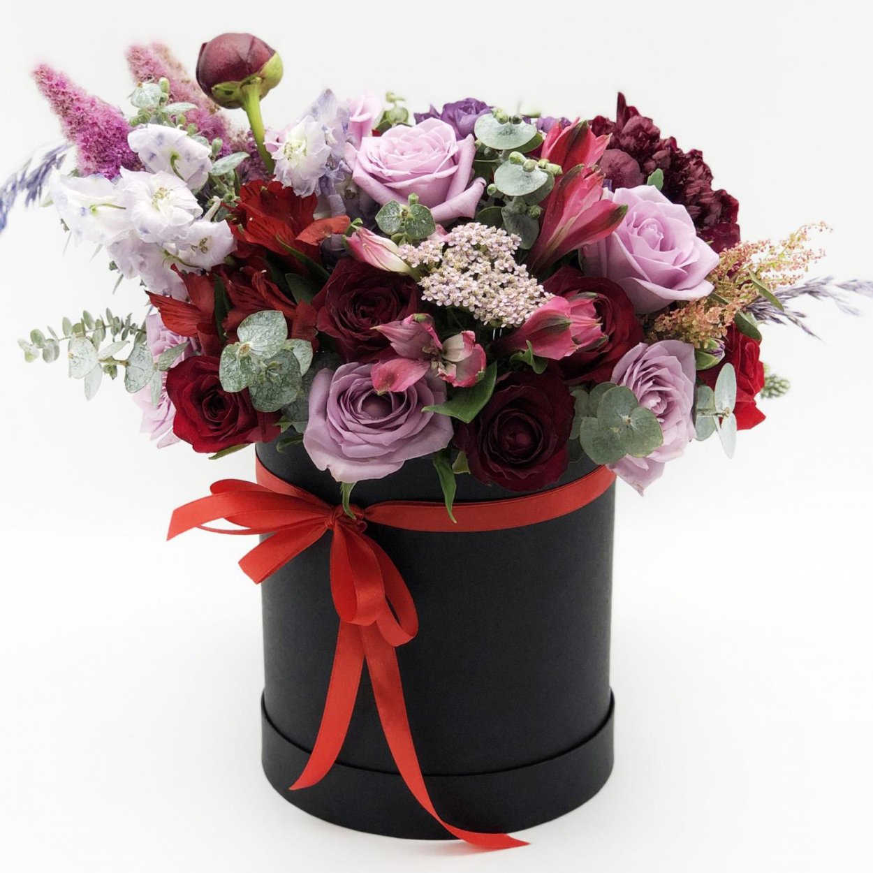 Букет пионов в шляпной коробке