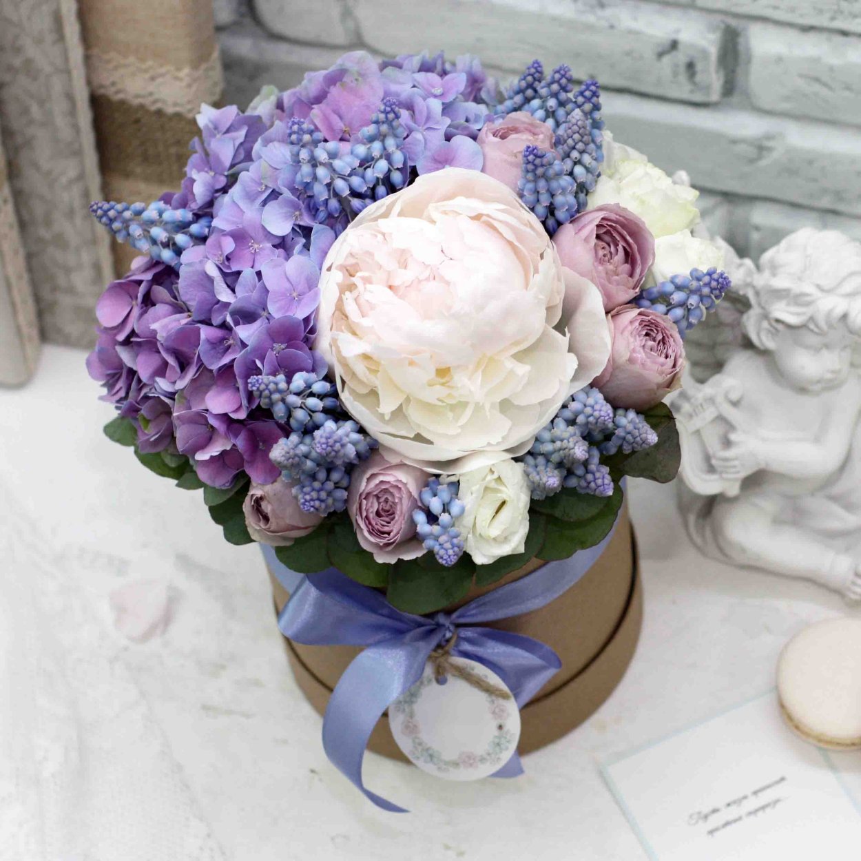 Шляпная коробка с кустовыми розами с гортензией