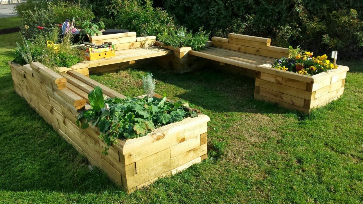 Деревянные клумбы на песке