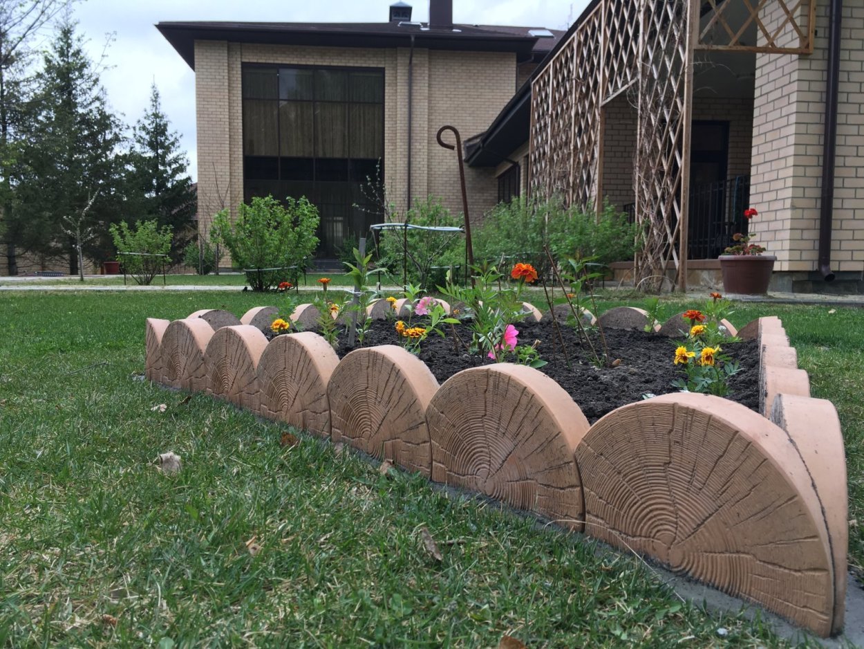 Ограждения для клумб из бревен