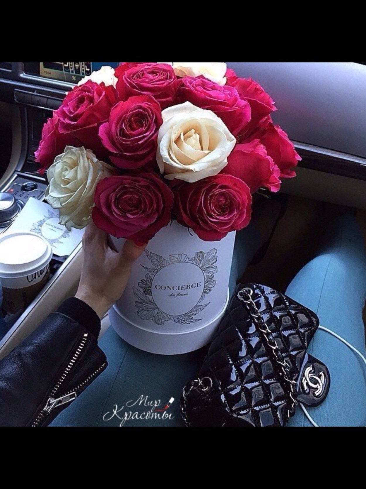 Блондинка с цветами