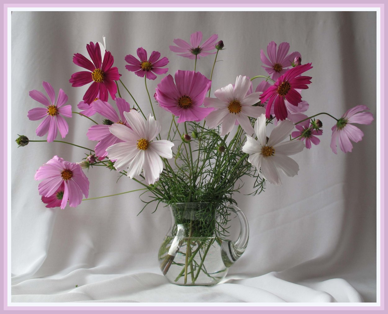 Космеи и ноготки букет на подоконнике