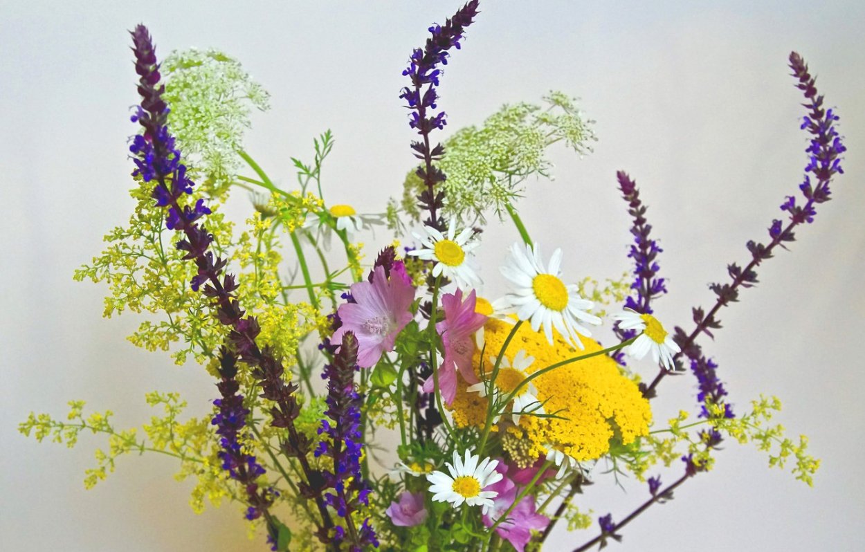 Будильник в цветах