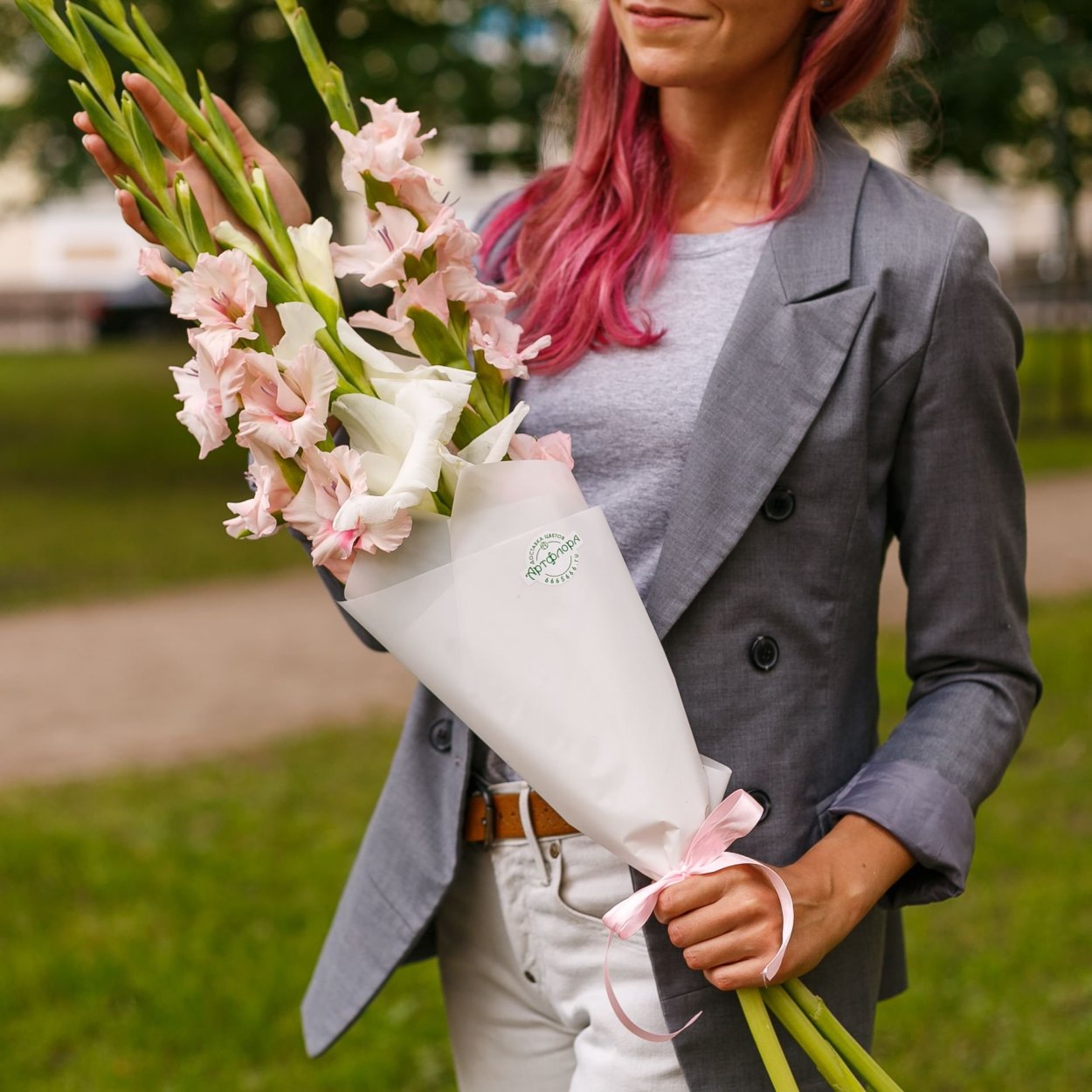 Гладиолусов букет белых белых