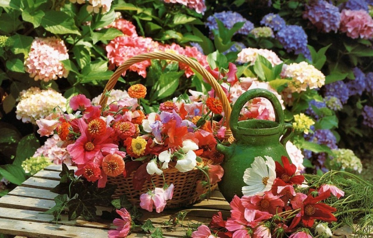 Цветы и яблоко