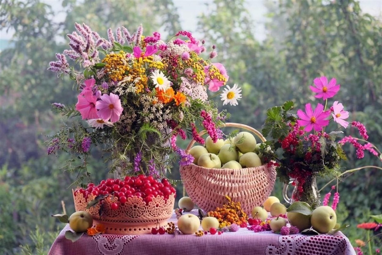 Красивый букет из садовых цветов