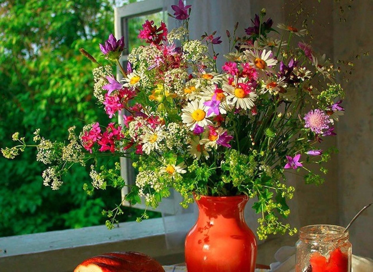 Букет полевых цветов на окне