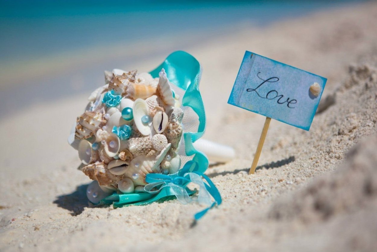 Девушка в море цветов