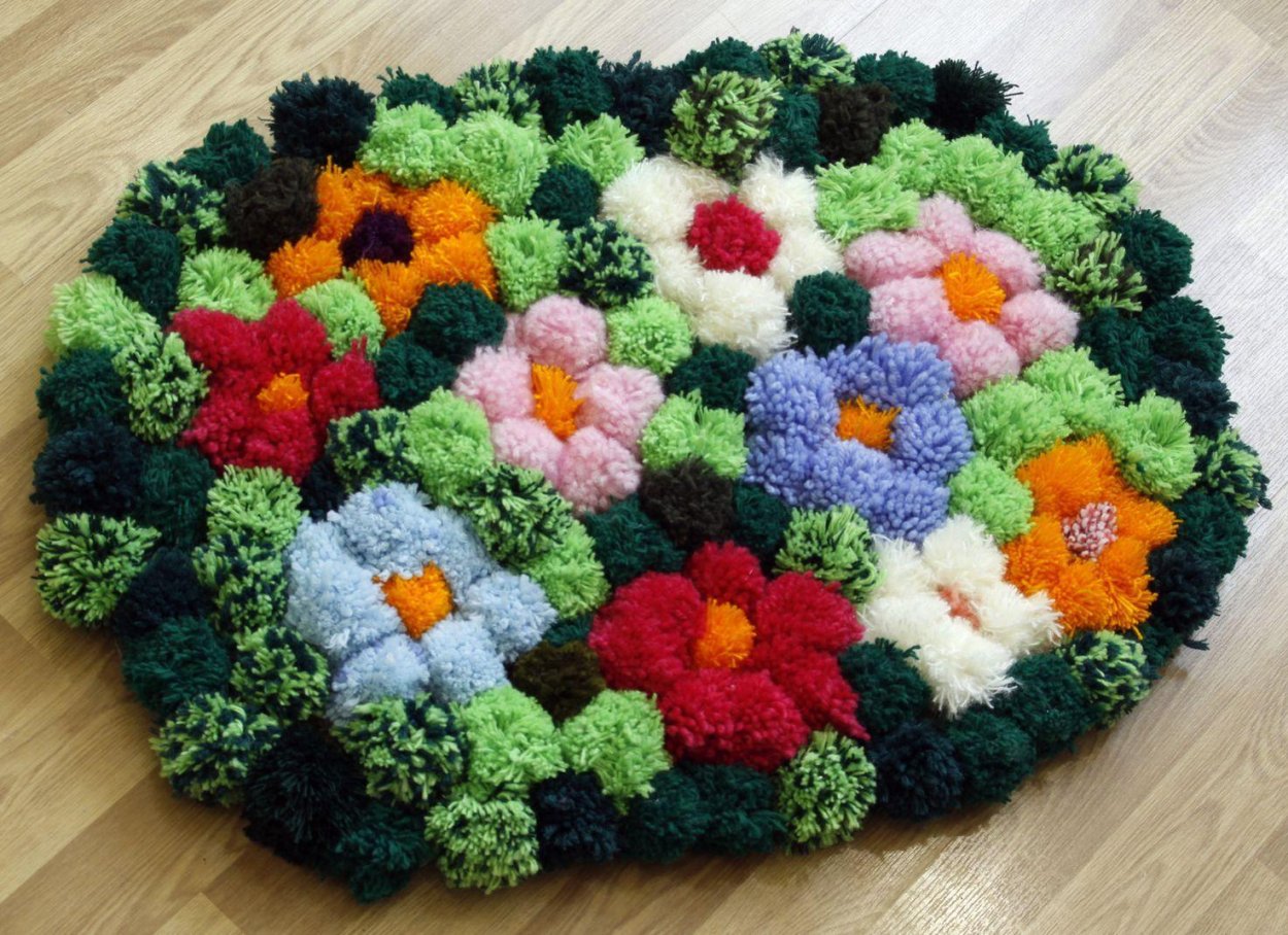 Вязаный коврик из помпонов