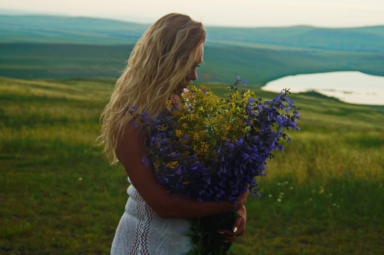 Девушка с розами без лица