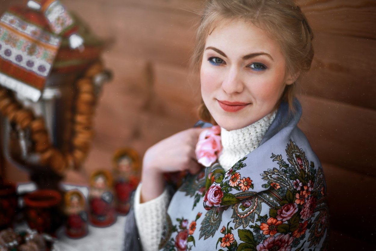 Девочка в венке из цветов