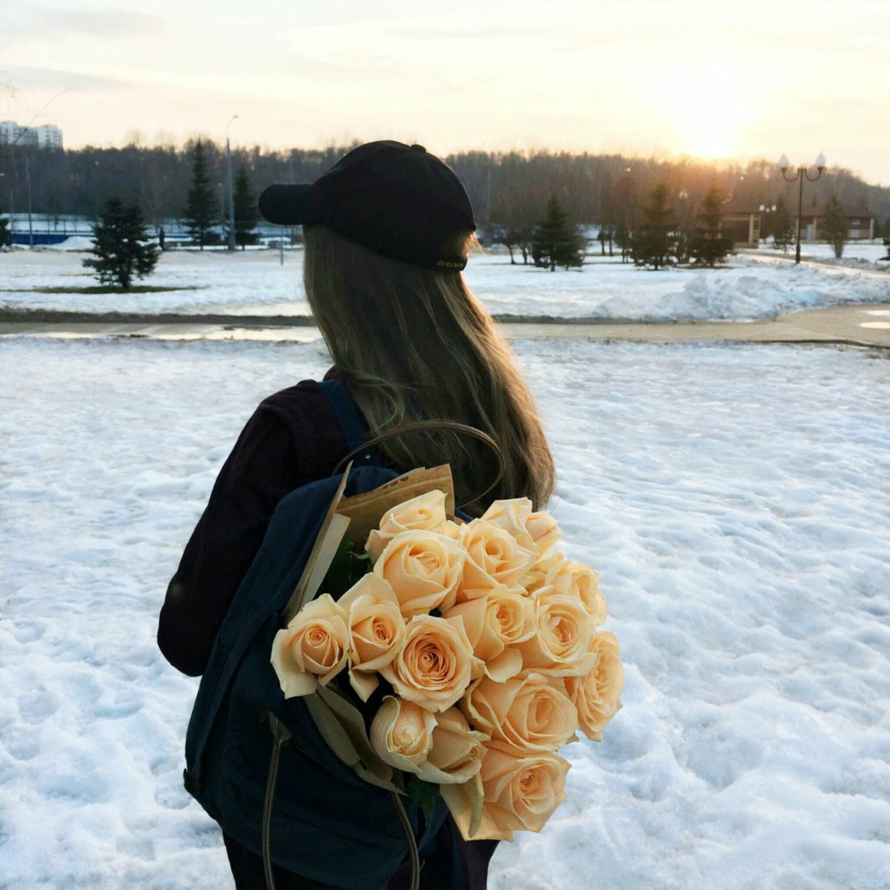 Девушка с полевыми цветами