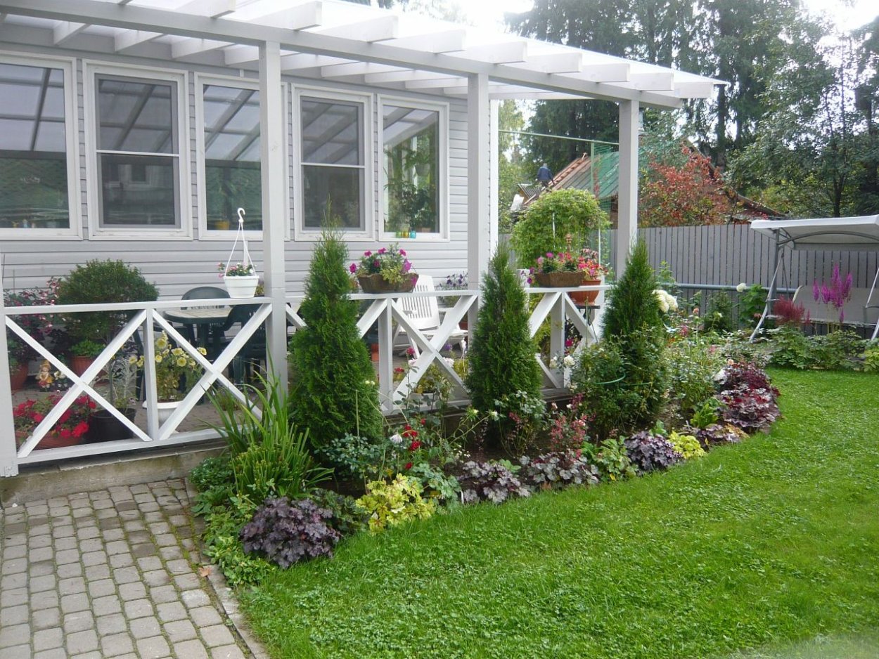 Цветники в палисадниках и садах