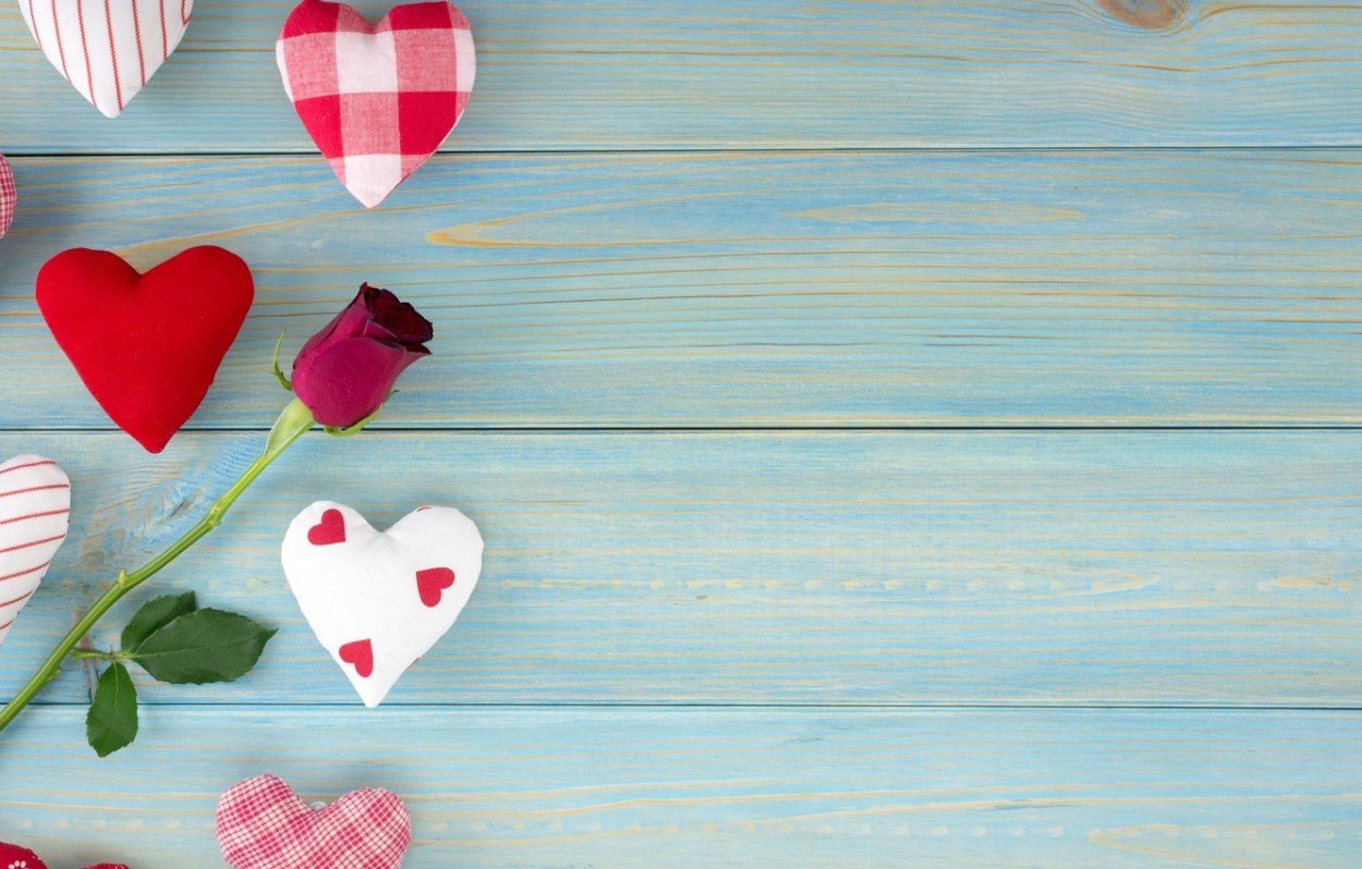 Сердечки на деревянном фоне