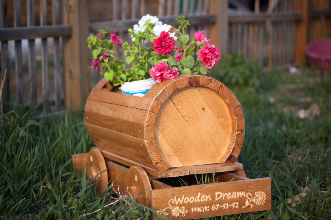Декоративная бочка для сада