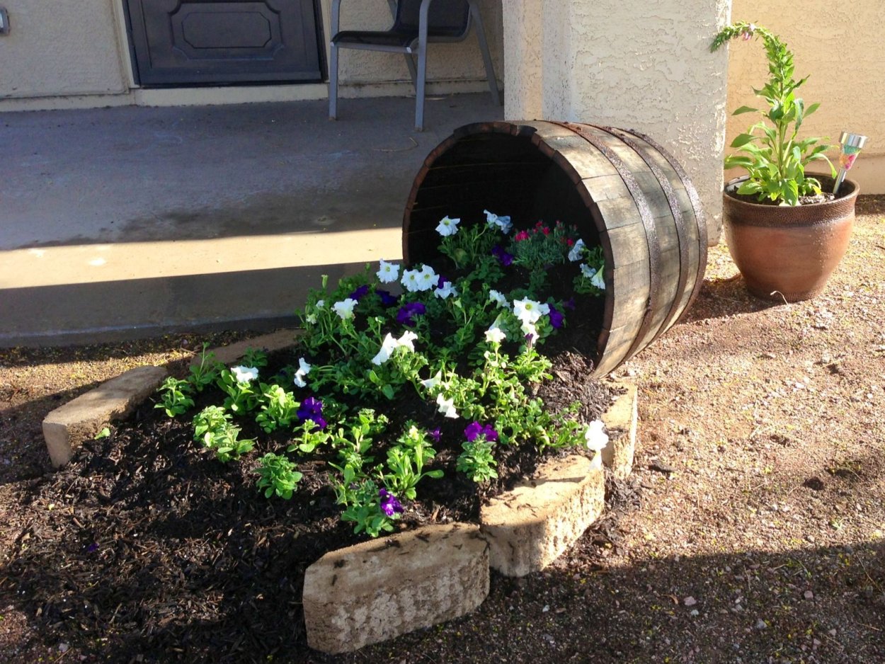 Клумбы из бочек
