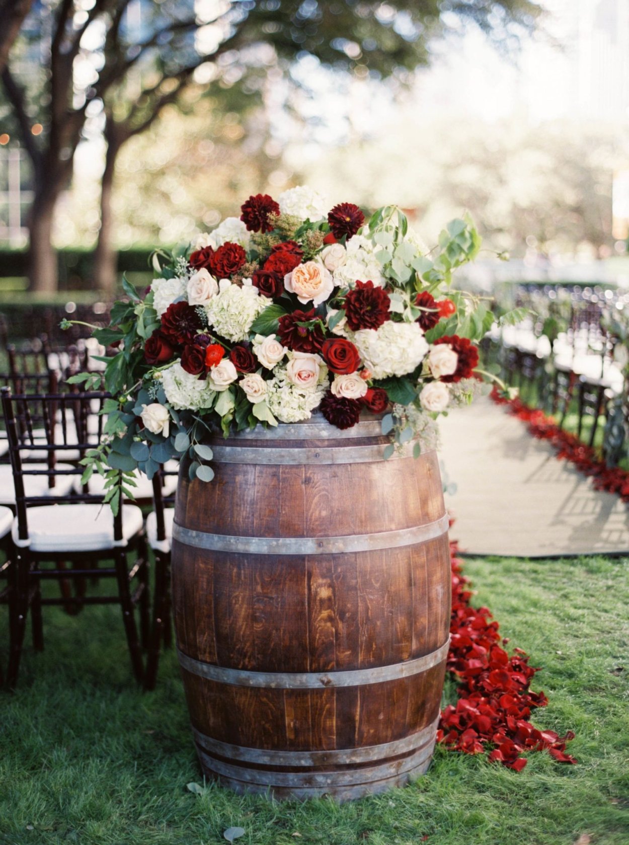 Клумба в бочке