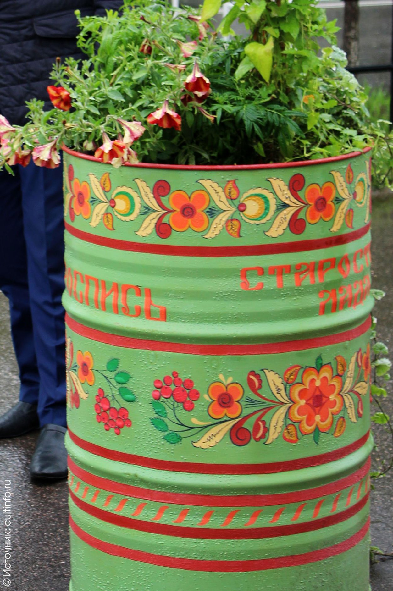 Расписная бочка на даче