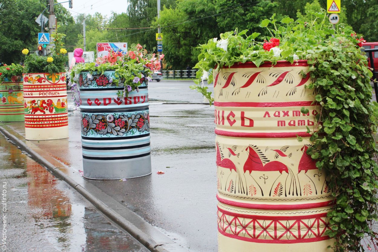 Клумба в бочке железной