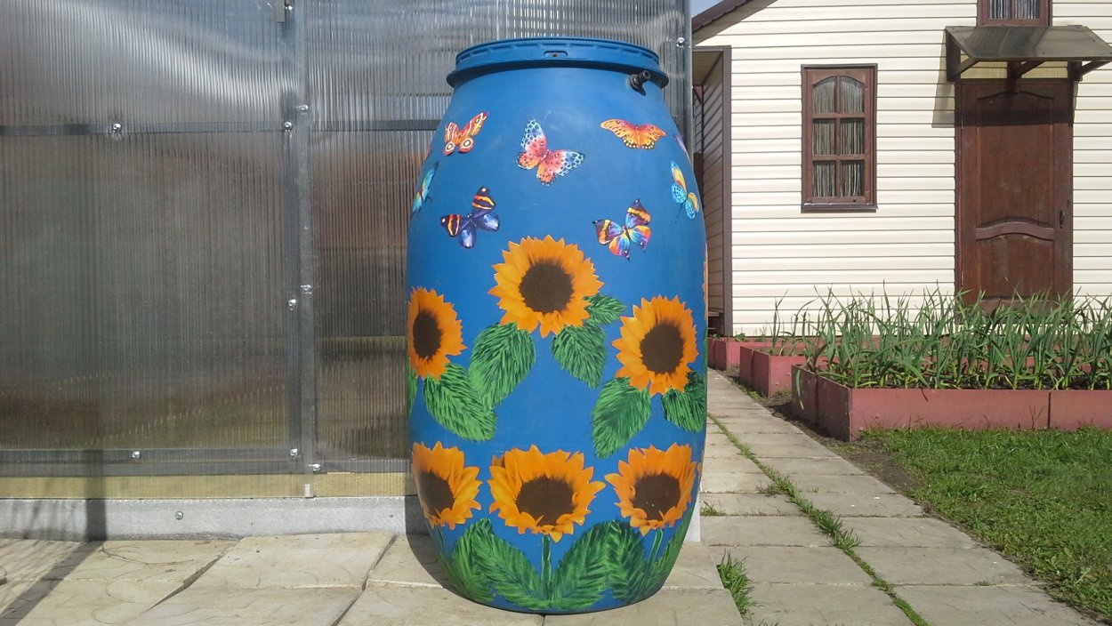 Клумба из бочки