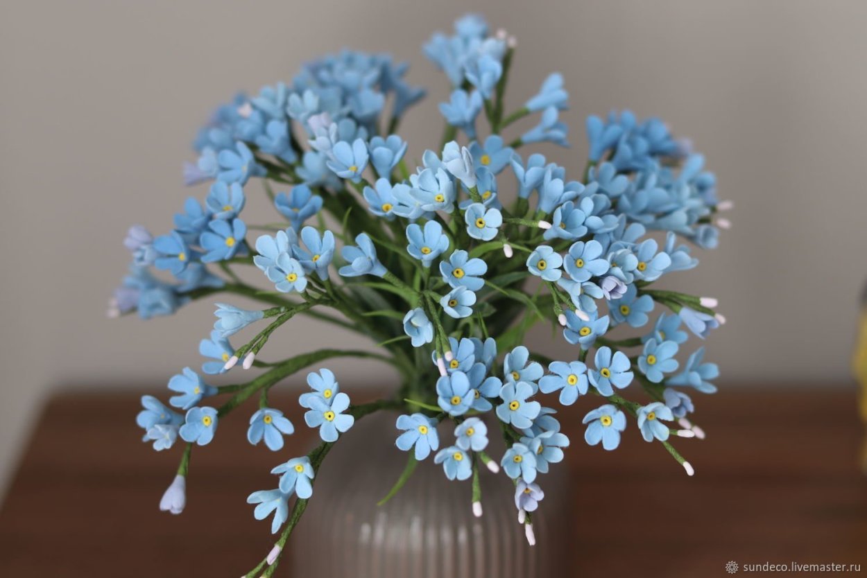 Ландыши на фоне голубого неба