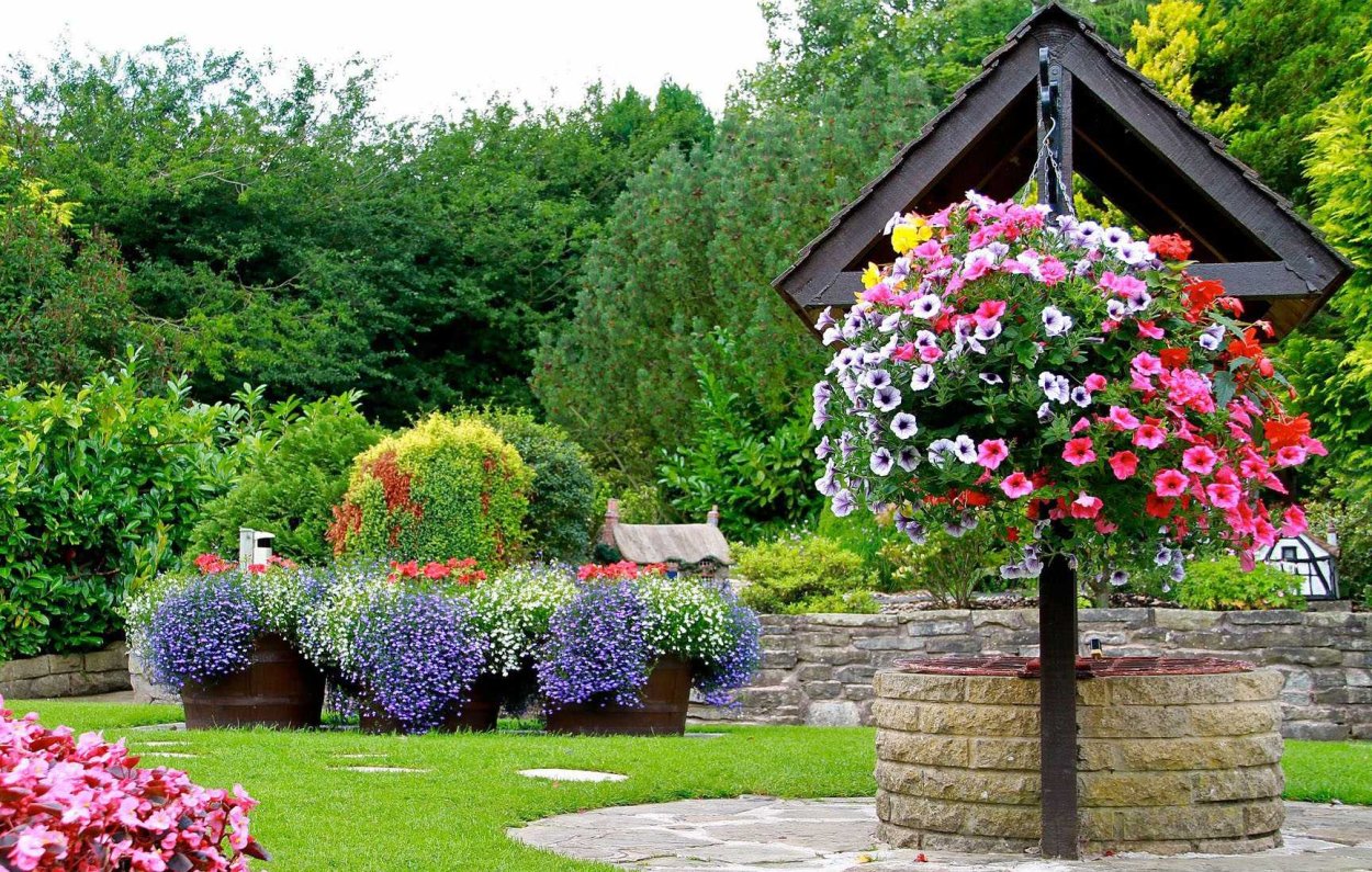 Красивые цветники в саду