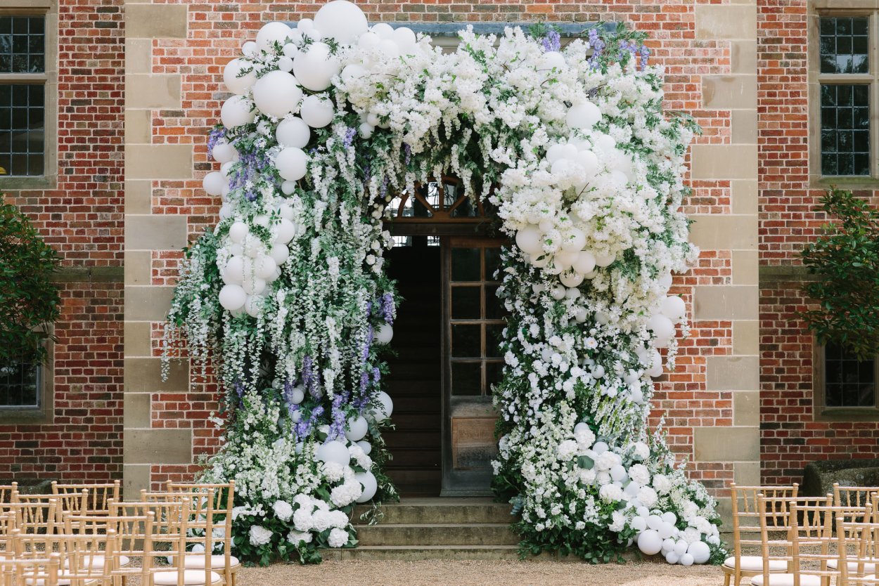 Цветок невеста уличный кустарник