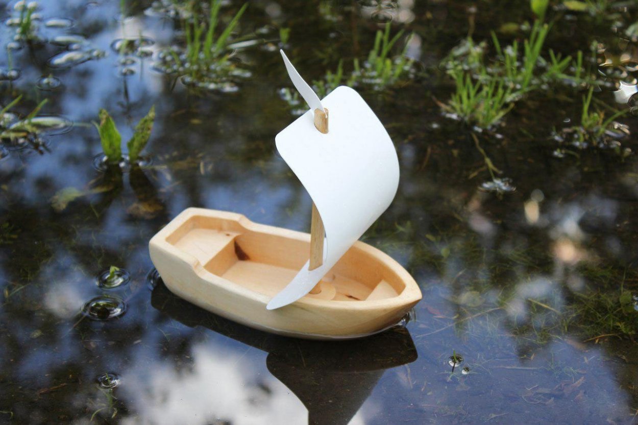 Девушка в лодке на озере