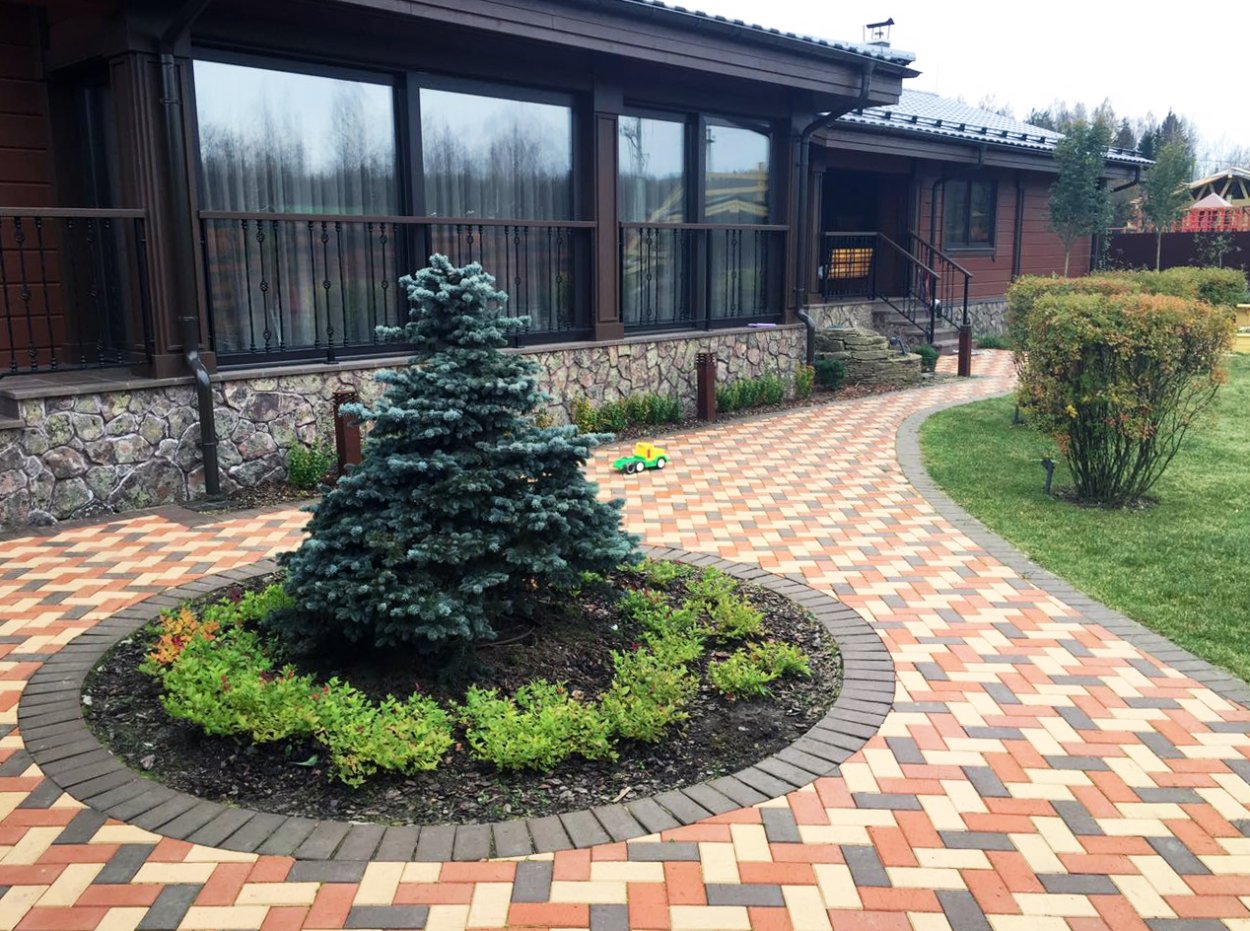 Клумба в тротуарной плитке