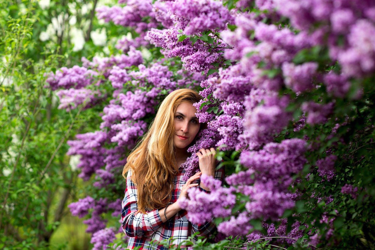 Девушка с веткой сирени