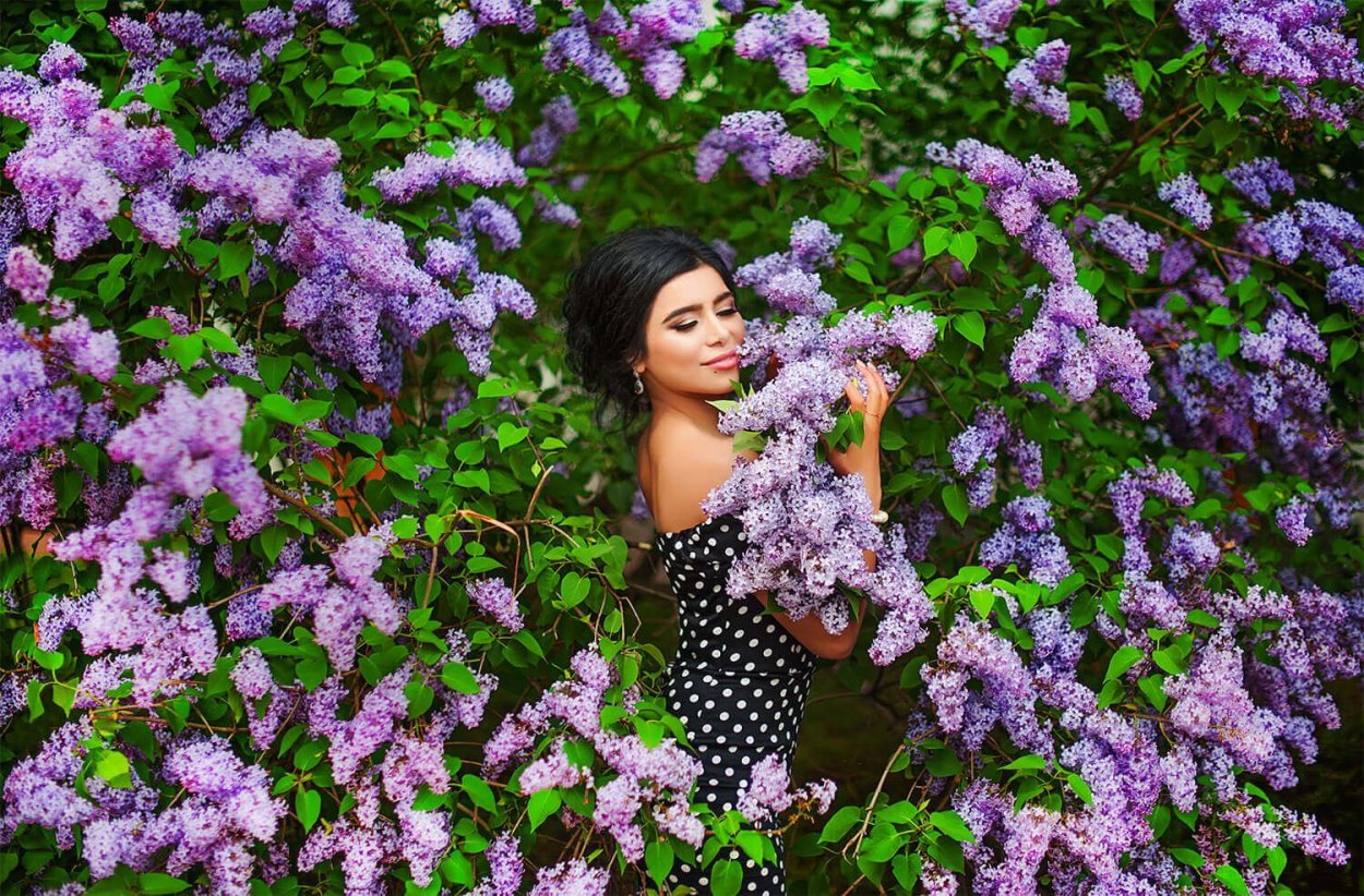 Девушка с букетом сирени