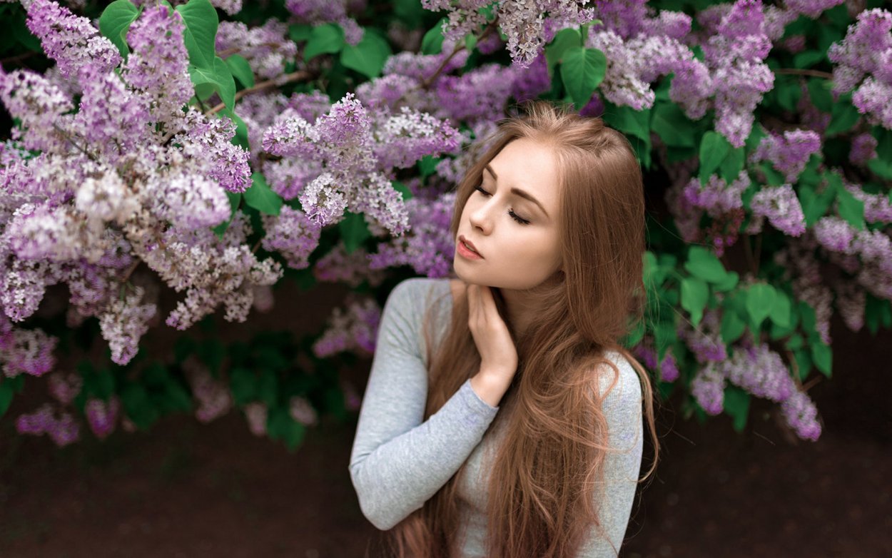 Девушка с сиренью