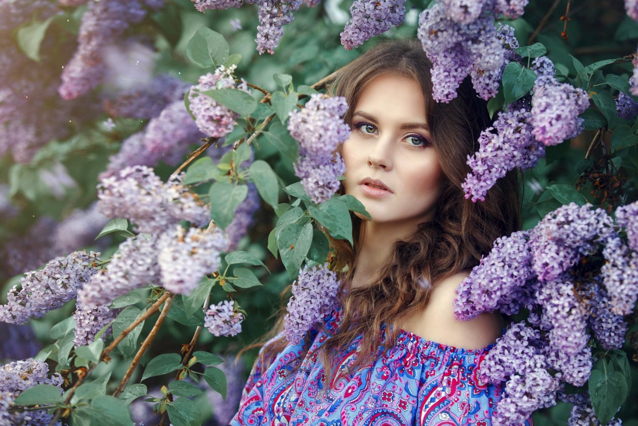 Девушки в фиолетовом цвете