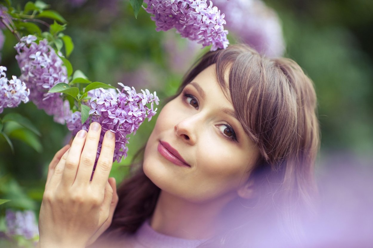 Девушка с сиренью