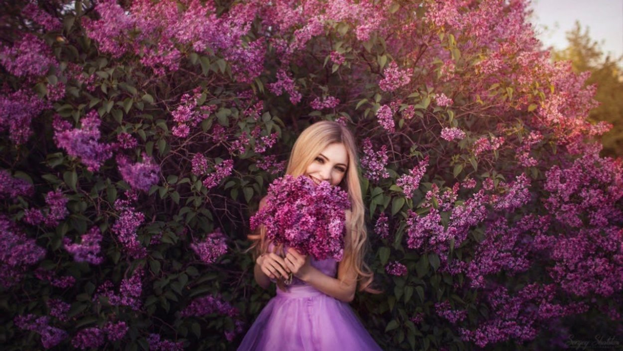 Девушка с букетом сирени