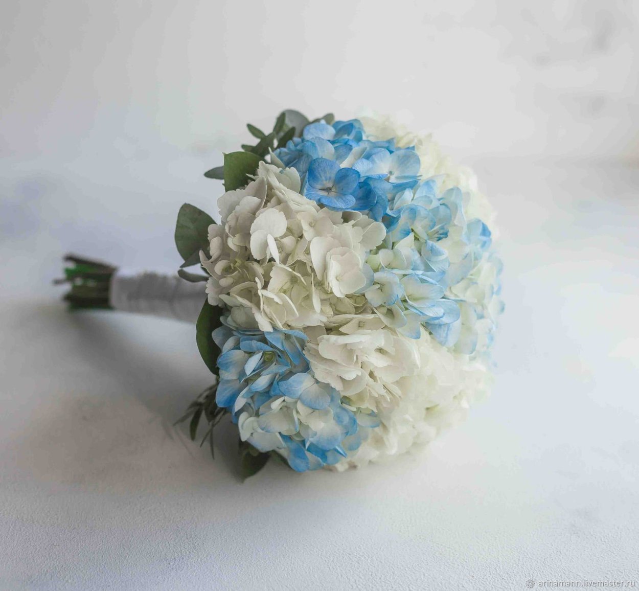 Букет с метельчатой гортензией