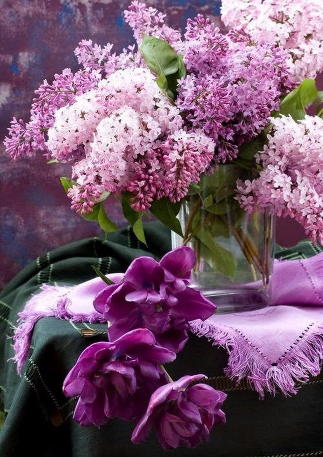 Чашка кофе и сирень